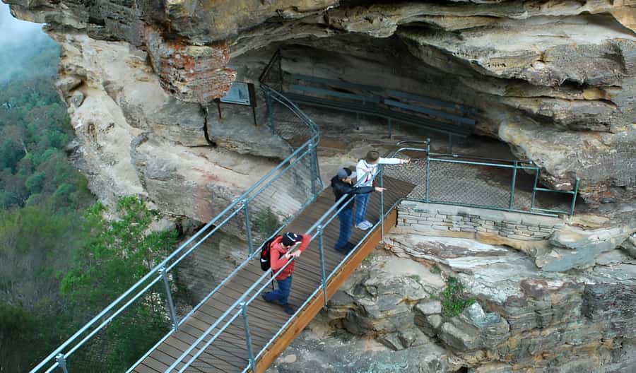 From Sydney: Blue Mountains Private Tour with Wildlife Park - Echo Point and the Three Sisters: iconic, but plan for people