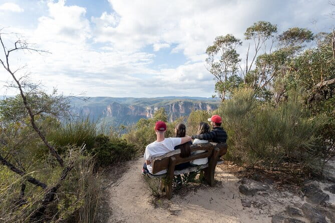 Guided Walking Tour in the Blue Mountains - Hidden Treasures - Katoomba on foot: the town break for lunch and reset time