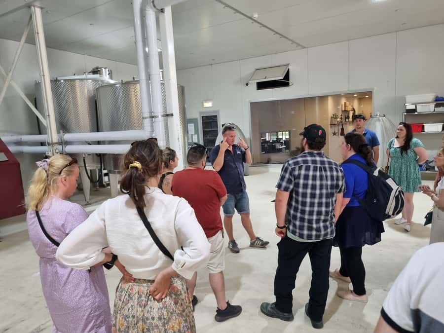 Hunter Valley: Wine, Gin, Cheese and Chocolate Tour - Stop 2: Lunch at the Winery With Wine, Beer, or Cider