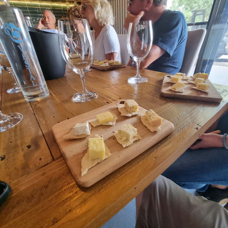 Hunter Valley: Wine, Gin, Cheese and Chocolate Tour - Stop 5: Beer and Wine Tastings to Cap the Day