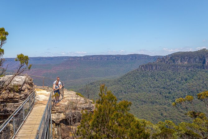 Luxury Small Group of 5 Blue Mountains Escape Tour - Lincoln’s Rock: that feet-over-the-edge moment