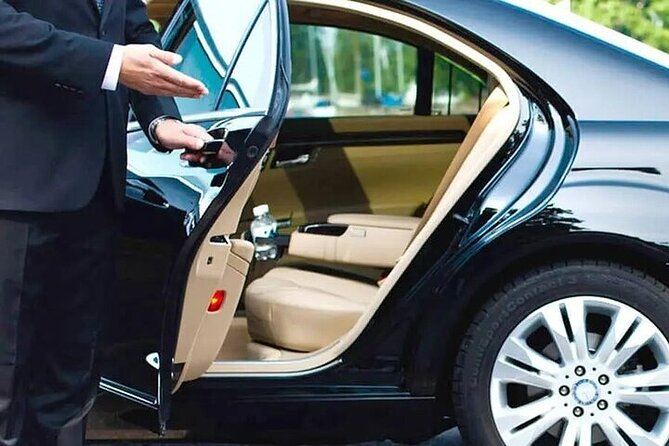 Private One-Way Airport Transfer from Sydney Airport to Sydney - Comfort and Extras: A/C, Seats on Request, and Service Animals
