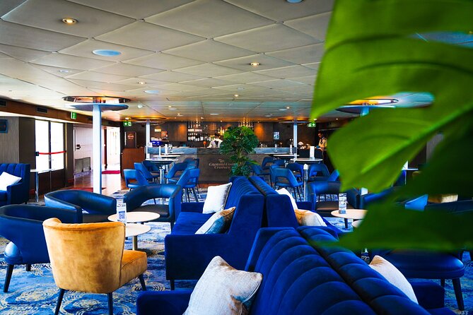 Sydney Cocktail Harbour Bar Cruise with Charcuterie Board - Live music on Saturdays and Sundays: fun, not chaos