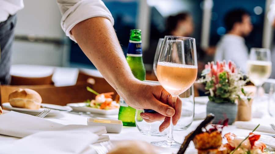 Sydney: Dinner Cruise with 3-Course Meal - The views: why a dinner cruise works better than a quick photo stop