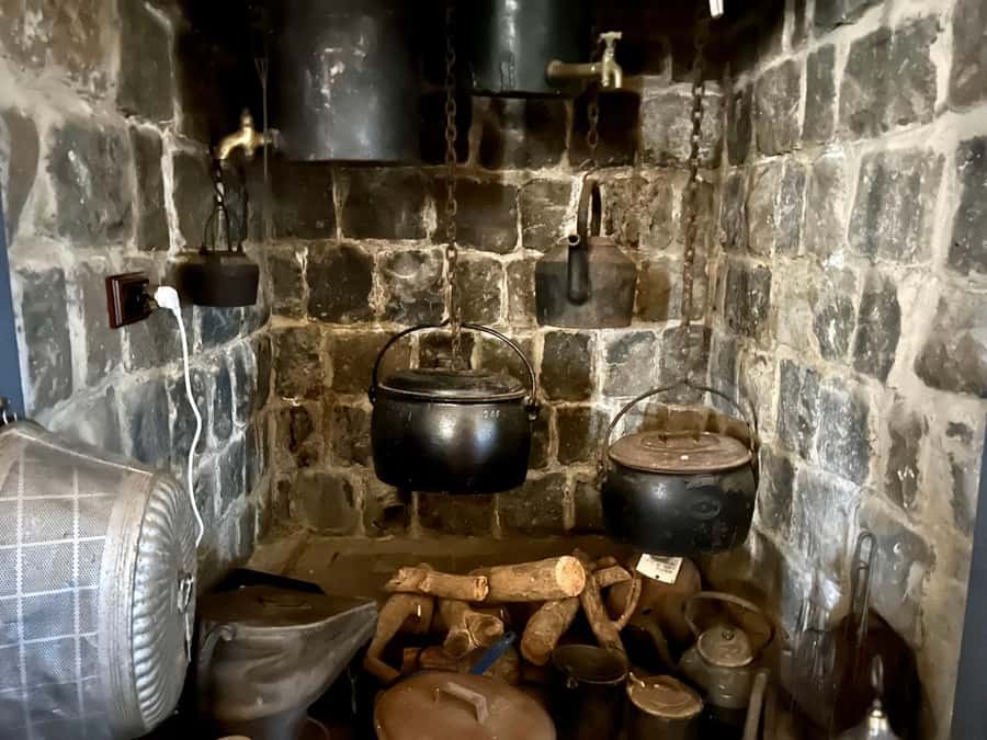 SYDNEY : Ghosts, Grog & The Rocks: Haunted Pubs &Cellar Tour - Stop 1: a pub haunted by a ghostly pianist