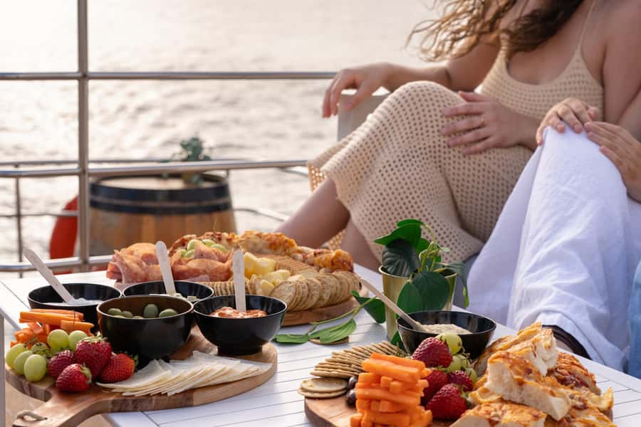 Sydney: Golden Glow Sunset Harbour Cruise with 1 Drink - Heaven and Aquarium Wharf: Getting On Without the Hassle