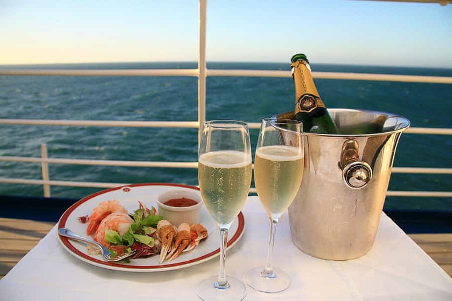 Sydney Harbour: 3-Hour Lunch Cruise with Live Music - Live music: great atmosphere, but pick your seat wisely