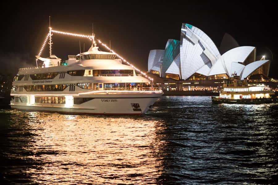 Sydney: Harbour Dinner Cruise with 3, 4 or 6-Course Menu - Live Music on Saturday and Sunday: Atmosphere Without Chaos