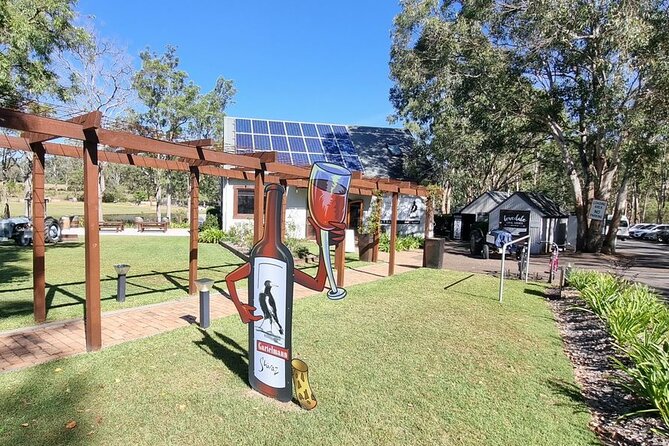 Sydney Wine Tours - Private Wine Tasting Tour to Hunter Valley - Food pairings: chocolate and cheese make the tastings easier